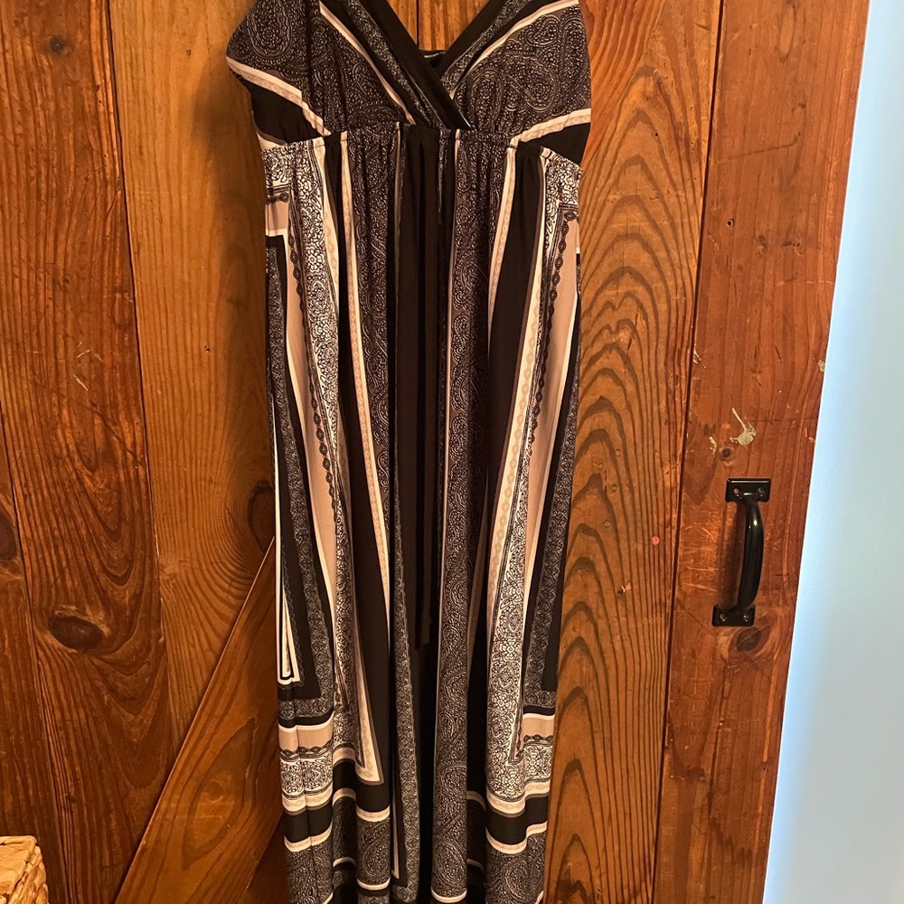 Elegant Black and White Maxi Dress